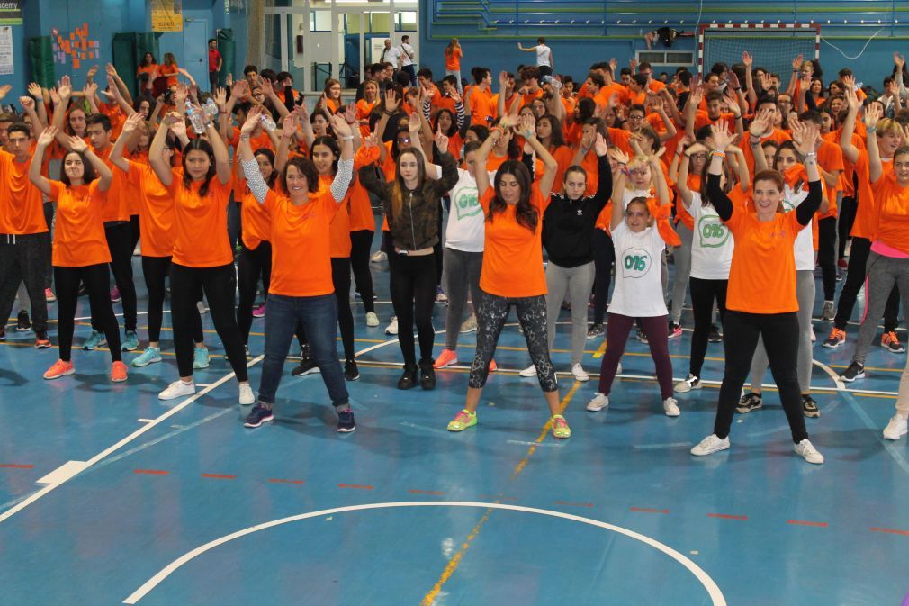 La sesi&oacute;n de zumba ha reunido a un buen n&uacute;mero de j&oacute;venes en la Ciudad Deportiva de Las Lagunas.