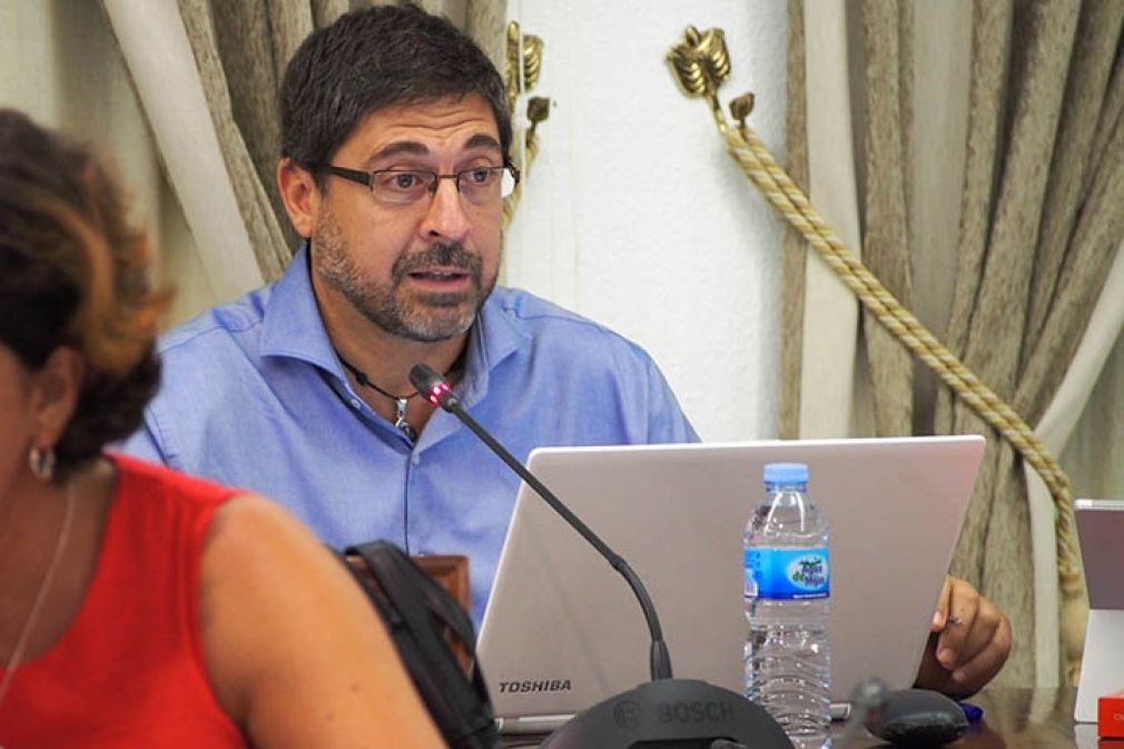 Francisco Mart&iacute;nez, portavoz de CSSP, durante la sesi&oacute;n plenaria de agosto. 