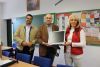 El concejal de Nuevas Tecnolog&iacute;as, Jos&eacute; Antonio Gonz&aacute;lez (PSOE), junto al de Educaci&oacute;n, Hip&oacute;lito Zapico (PSOE), han hecho entrega de equipamiento inform&aacute;tico al CEIP El Albero.