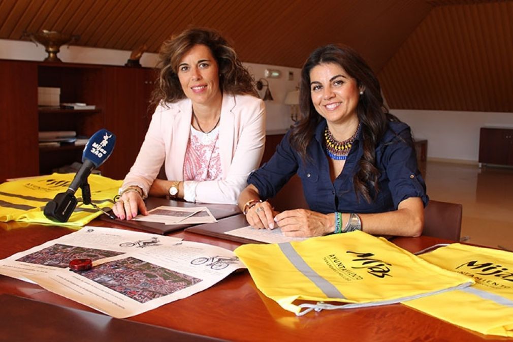 La edil de Movilidad, Nuria Rodr&iacute;guez (dcha.), junto a la t&eacute;cnico de Educaci&oacute;n, Paqui Lavado.