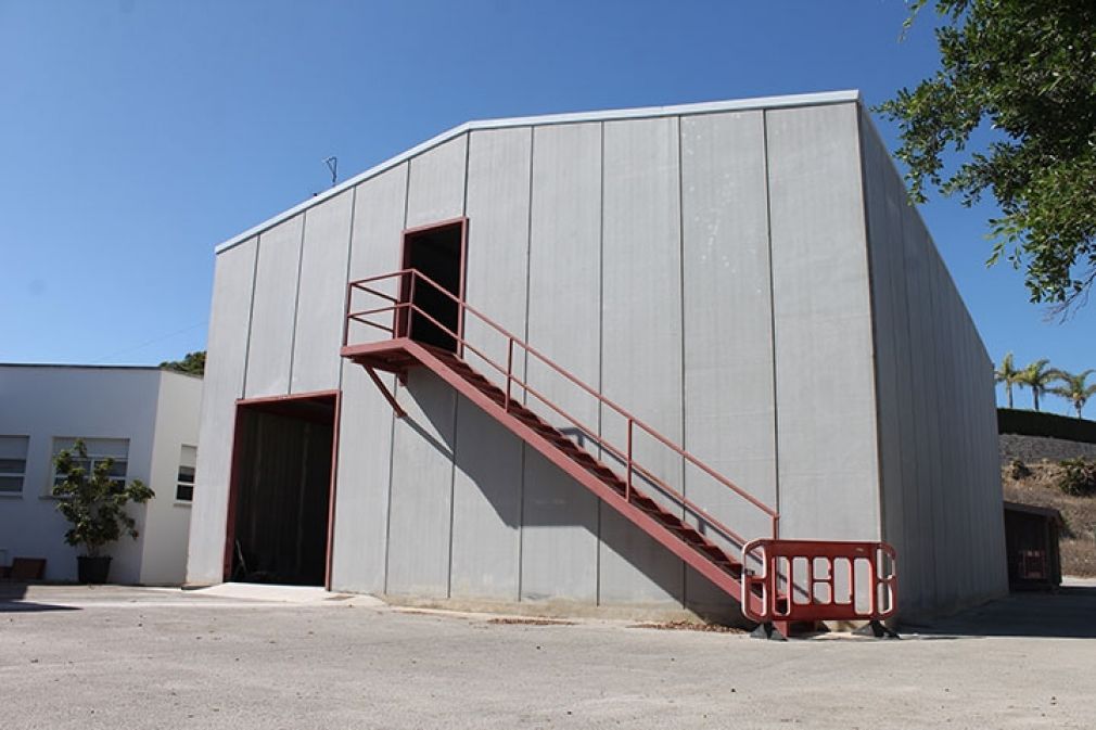 Nave construida en los aleda&ntilde;os de los estudios de Mijas Comunicaci&oacute;n.