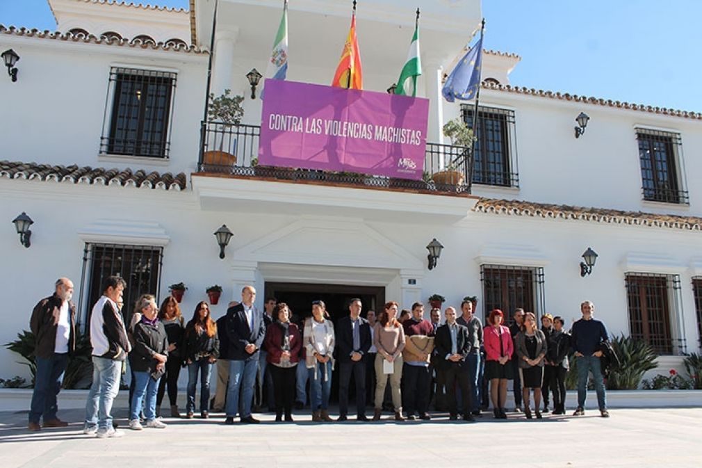 El minuto de silencio contra la violencia machista se ha guardado a las puertas de la casa consistorial.