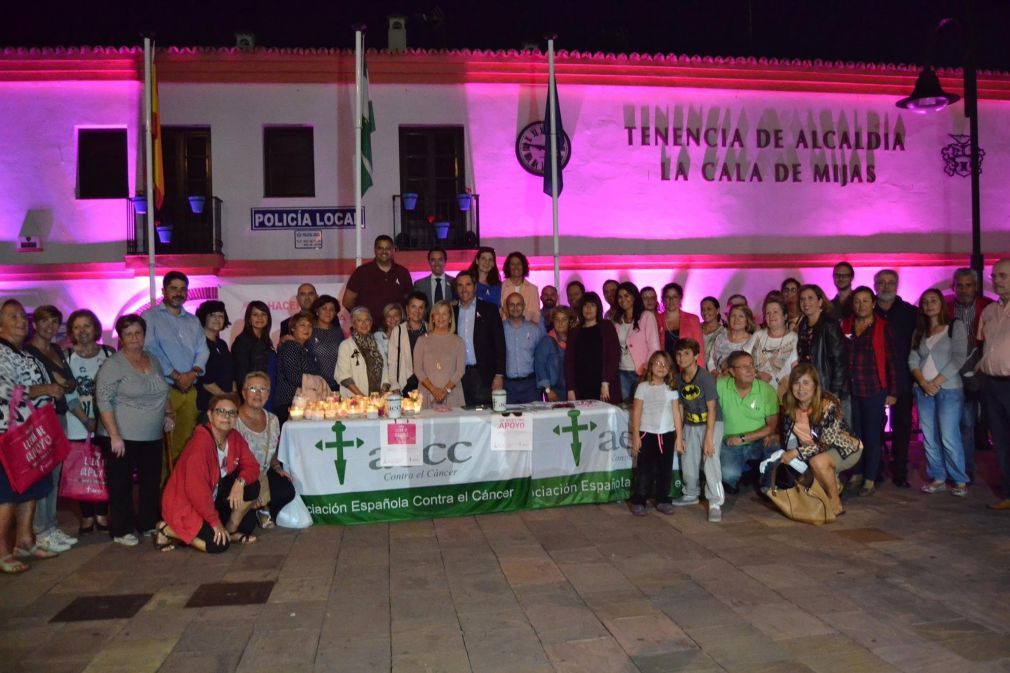 La AECC y vecinos de La Cala en el acto que tuvo lugar el pasado 19 de octubre en la Tenencia de La Cala. FOTO: Jos&eacute; Miguel Fern&aacute;ndez