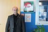El concejal de Recursos Humanos, Jos&eacute; Carlos Mart&iacute;n, junto a uno de los desfibriladores que se han instalado en los edificios municipales. FOTO: Patricia Murillo