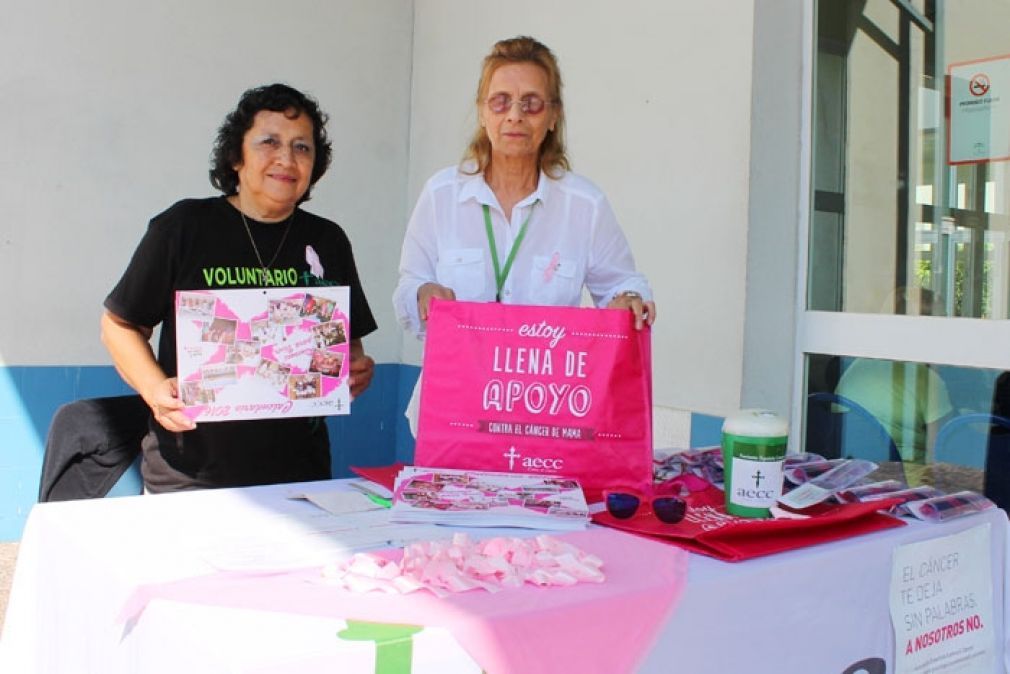 Voluntarias de AECC en una mesa informativa.