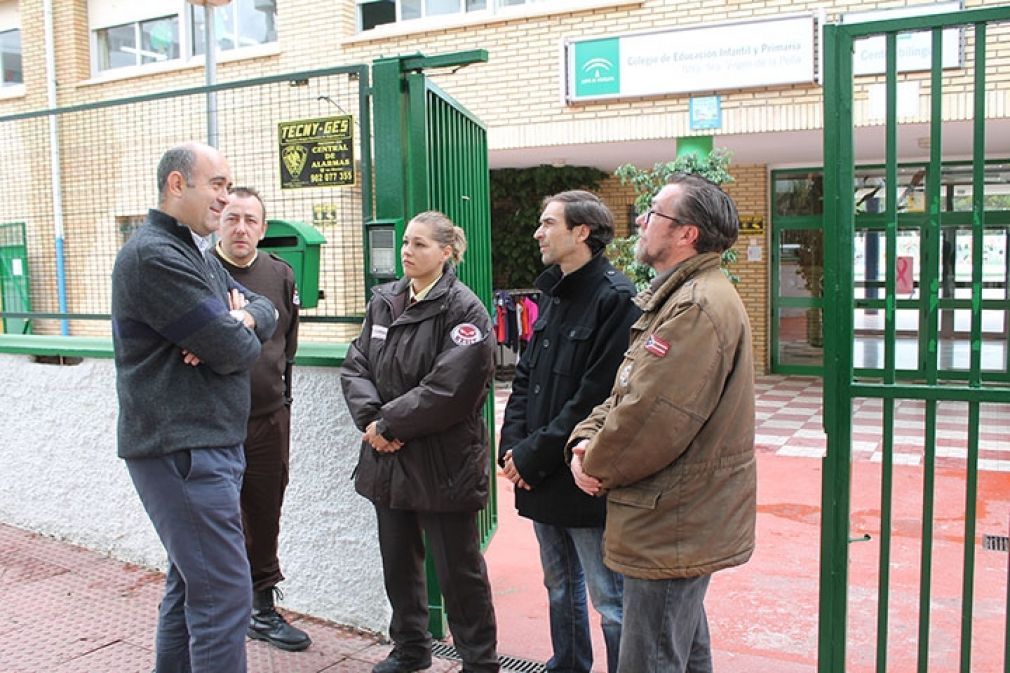 El edil Hipólito Zapico junto a trabajadores de la empresa de vigilancia en el colegio Virgen de la Peña.