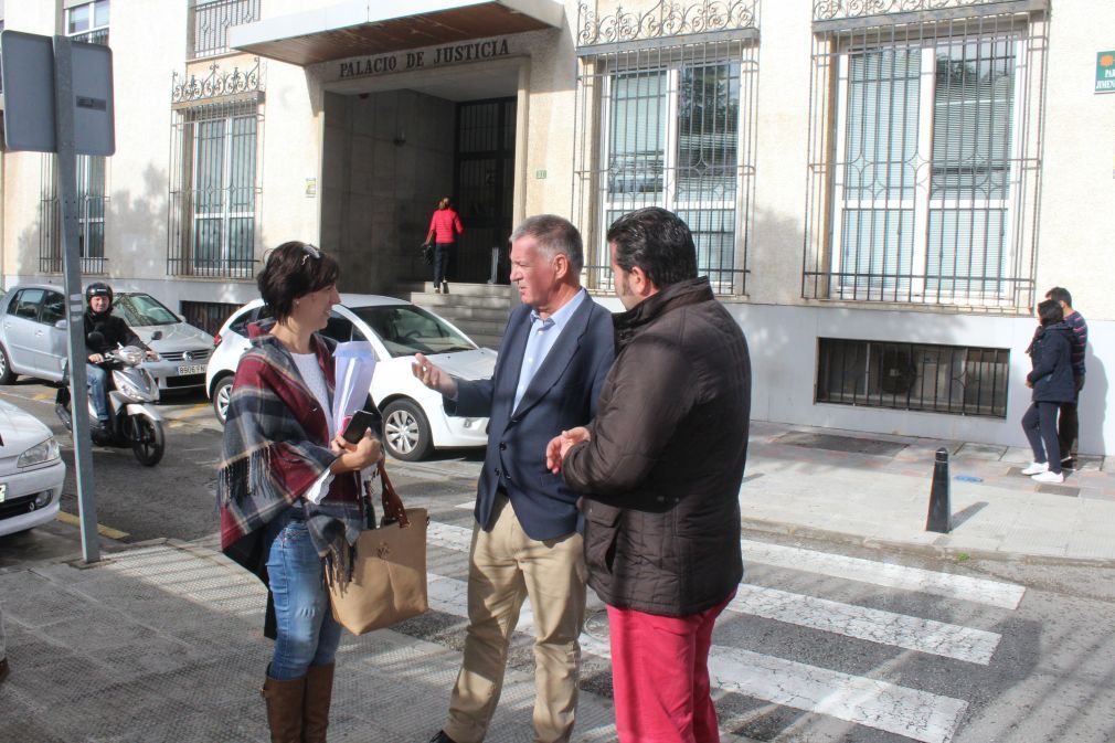 &Aacute;ngel Nozal junto a la concejala popular Lourdes Burgos y el que fuera coordinador de Servicios Operativos, Daniel G&oacute;mez, a la salida del exalcalde del Juzgado de Fuengirola. FOTO: Beatriz Mart&iacute;n