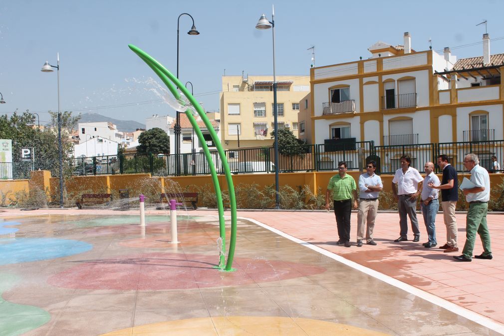 El edil de Infraestructuras y Obras, Jos&eacute; Carlos Mart&iacute;n, con el asesor municipal Miguel Arribas y la direcci&oacute;n de obra en el Parque del Agua de Las Ca&ntilde;adas. FOTO: Patricia Murillo