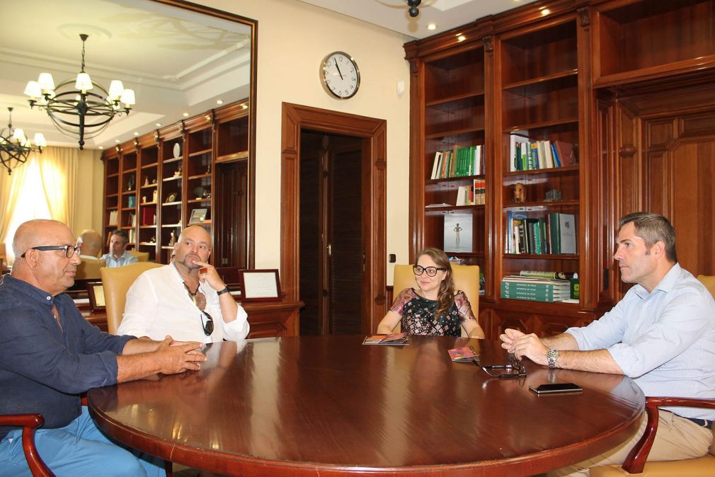El artista Yul Hanchas visitando el Ayuntamiento