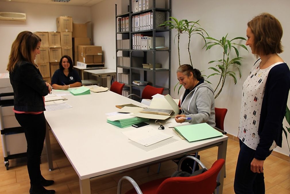 Los documentos del Archivo Municipal se conservan en la nave de Servicios Operativos de La Cala.