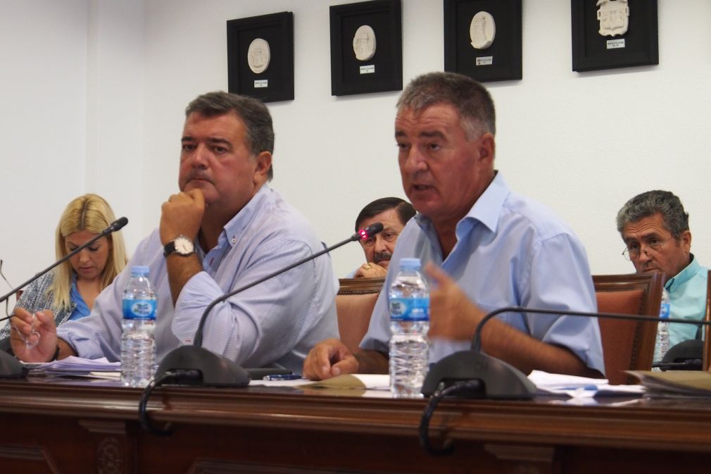Los ediles Mario Bravo y &Aacute;ngel Nozal durante la celebraci&oacute;n del &uacute;ltimo pleno del mes de agosto. FOTO: Archivo