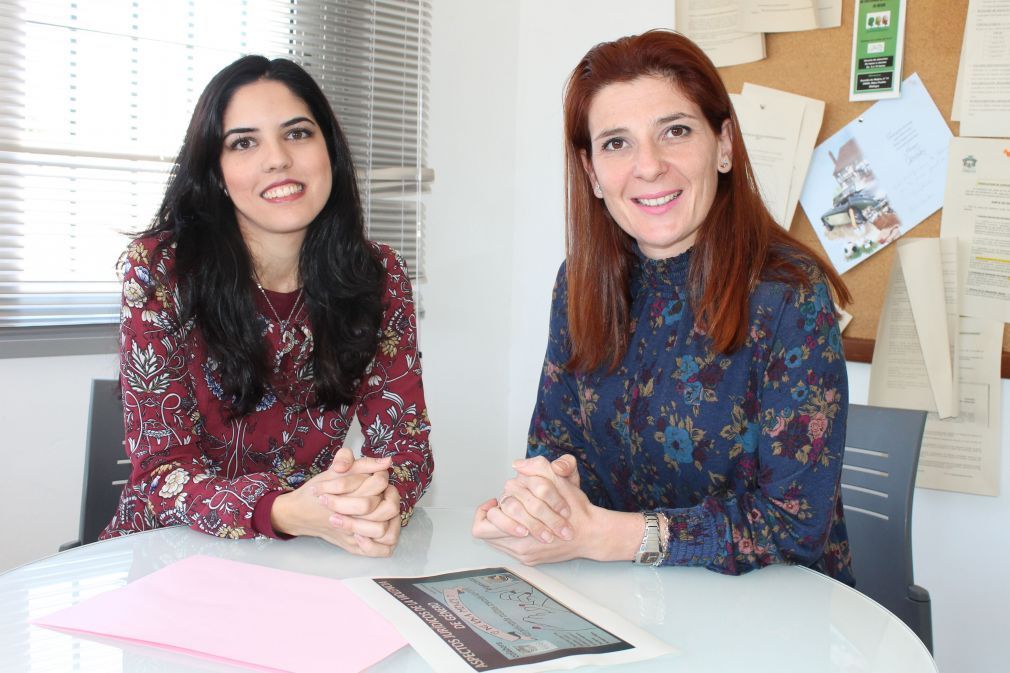 Patricia M&aacute;rquez, abogada y tambi&eacute;n vocal de la Asociaci&oacute;n Mujeres Mijitas, junto a la edil Carmen Carmona.