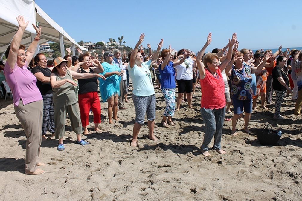 Los mayores han disfrutado con actividades sobre la arena de la playa cale&ntilde;a.