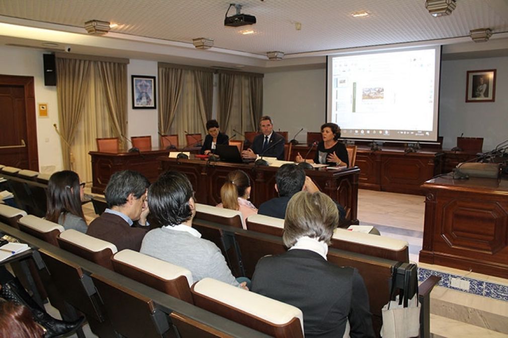 El alcalde de Mijas, flanqueado por la edil de Turismo del municipio (dcha.) y la secretaria general para el turismo de la Junta.