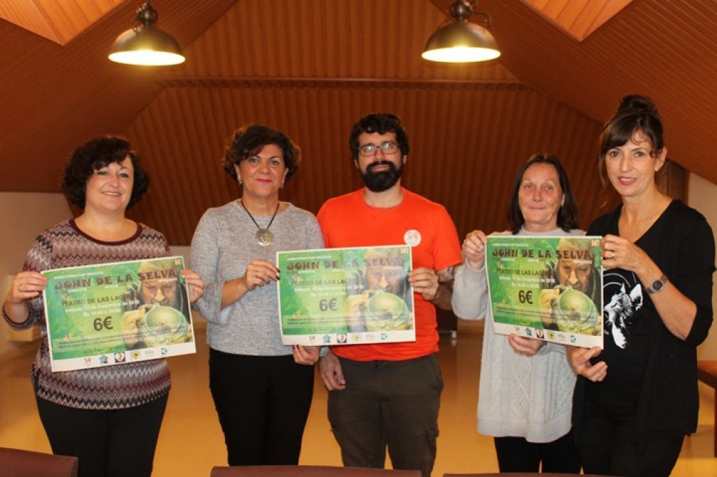 La primera teniente alcalde y concejala de Cultura, Fuensanta Lima (centro) y la concejala de Animales Dom&eacute;sticos, Mar&iacute;a del Carmen Gonz&aacute;lez (idqda) durante la presentaci&oacute;n del espect&aacute;culo junto a representantes de Animaciones Fox, PAD, Aristochat y Animal Domus. FOTO: Mar&iacute;a Jos&eacute; G&oacute;mez