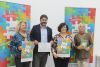 Los edilos Roy P&eacute;rez y Mar&iacute;a del Carmen Gonz&aacute;lez (en el centro) junto a miembros del departamento de Extranjeros de Mijas durante la presentaci&oacute;n de la campa&ntilde;a. FOTO: Jacobo Perea