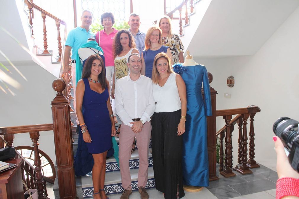 En el centro, el modisto Fran Gallardo junto a la concejala Nuria Rodr&iacute;guez a la izquierda y empresarios locales