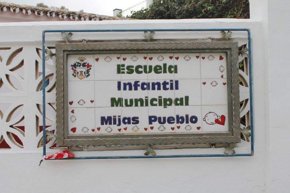 La guardería de Mijas Pueblo se encuentra en la misma Plaza Virgen de la Peña.