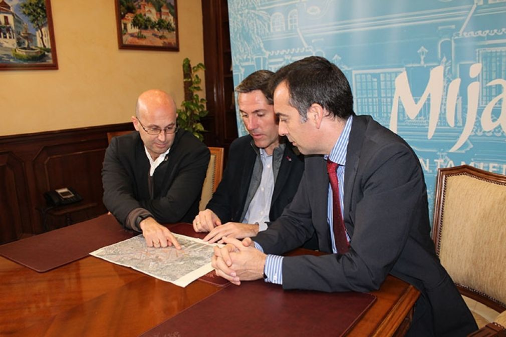En el centro, el alcalde, Juan Carlos Maldonado (C's), acompa&ntilde;ado por los ediles de Infraestructuras y Urbanismo, Jos&eacute; Carlos Mart&iacute;n (C's) y Andr&eacute;s Ruiz (C's), respectivamente.