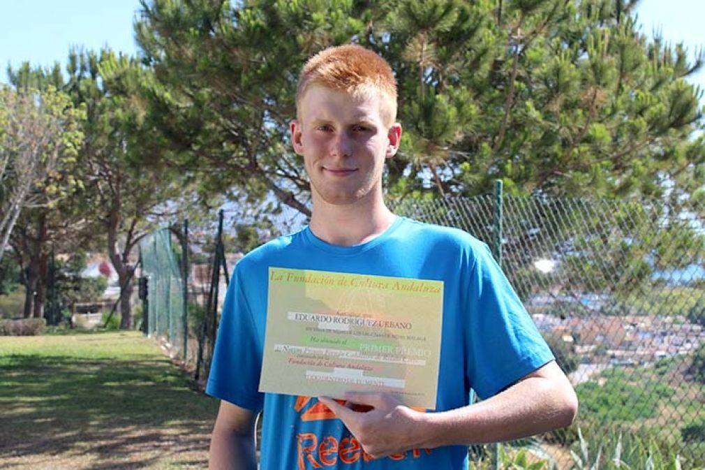 Eduardo con su diploma. FOTO: I. Merino.