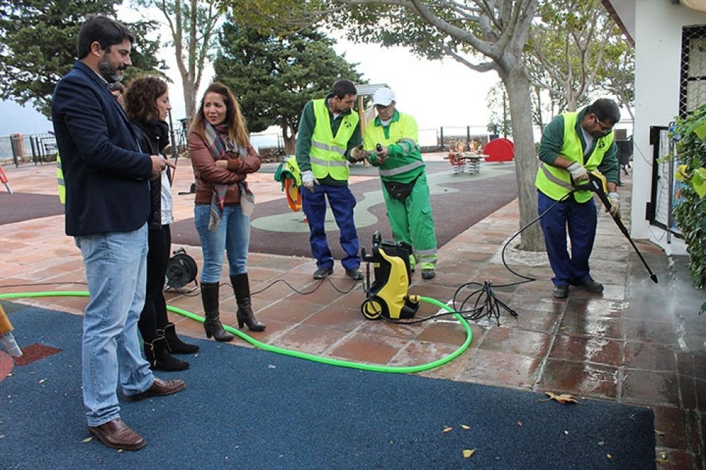 El concejal de Parques y Jardines, Roy P&eacute;rez (PSOE), junto a la consejera delegada de Mijas Servicios Complementarios, Laura Moreno (PSOE), han informado de este plan.
