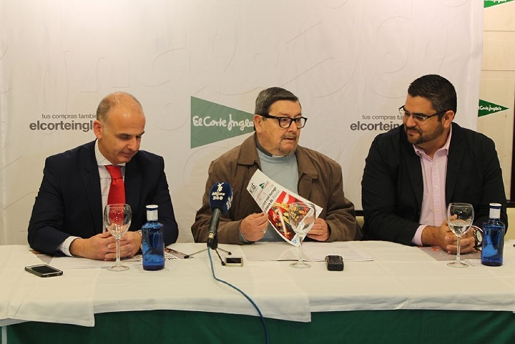 José María Ramos (en el centro), responsable de Cáritas, acompañado por Eduardo Barrero y José Antonio González (dcha.). 
