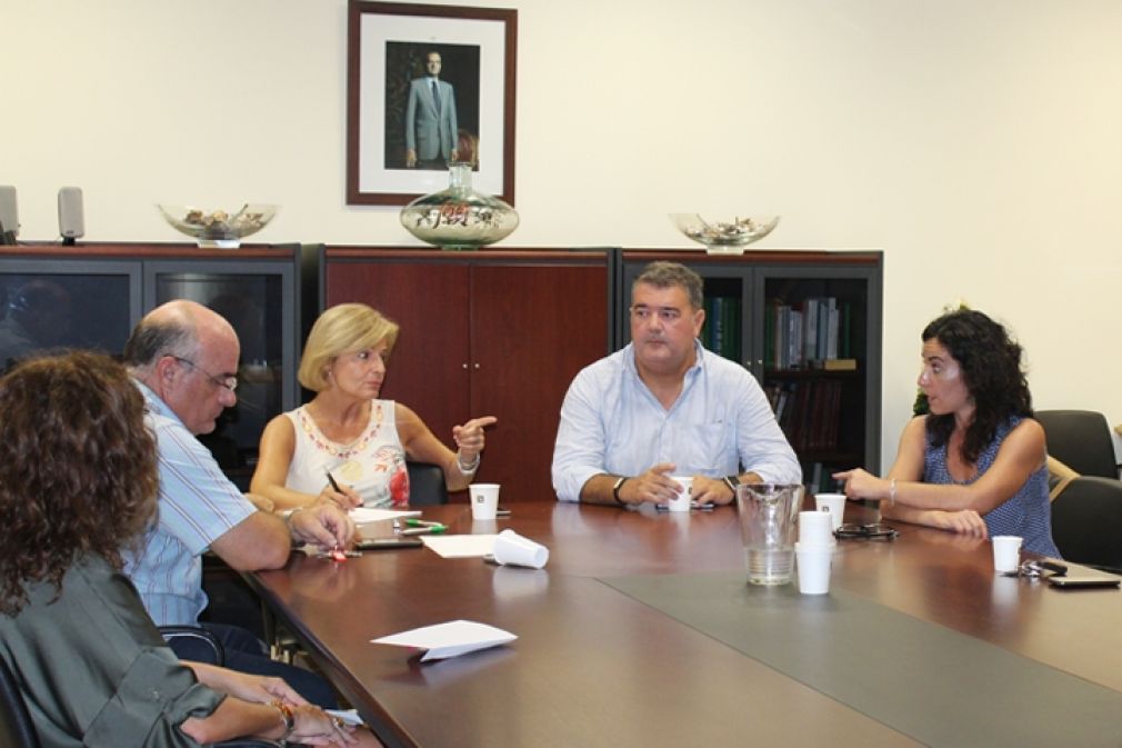 Esperanza O&ntilde;a y concejales del PP Mijas se re&uacute;nen con trabajadores del centro, a los que se les debe &ldquo;23 n&oacute;minas&rdquo;