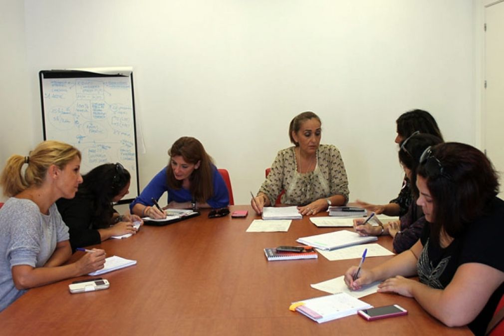 La concejala de Servicios Sociales, Mari Carmen Carmona, se ha reunido con los colectivos sociales para preparar la celebraci&oacute;n.