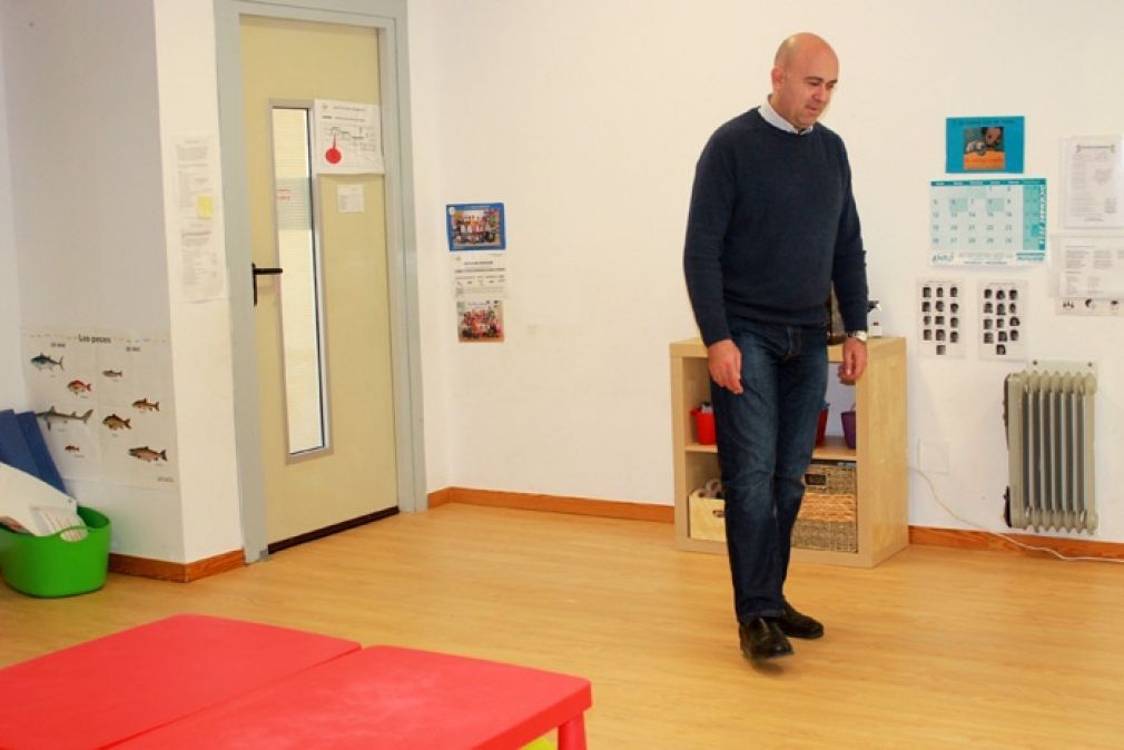 El edil Hipólito Zapico ha visitado el CEIP María Zambrano para ver el trabajo realizado en las aulas.