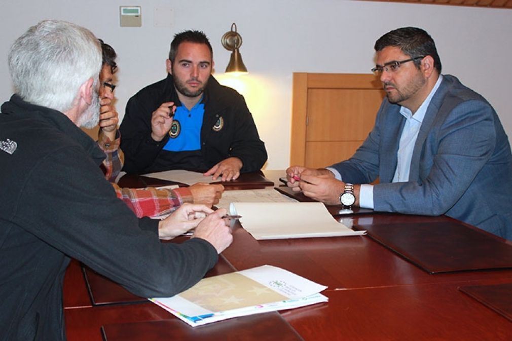 El concejal de Playas y Medio Ambiente, Jos&eacute; Antonio Gonz&aacute;lez (PSOE), se ha reunido hoy con los t&eacute;cnicos de ambas &aacute;reas.