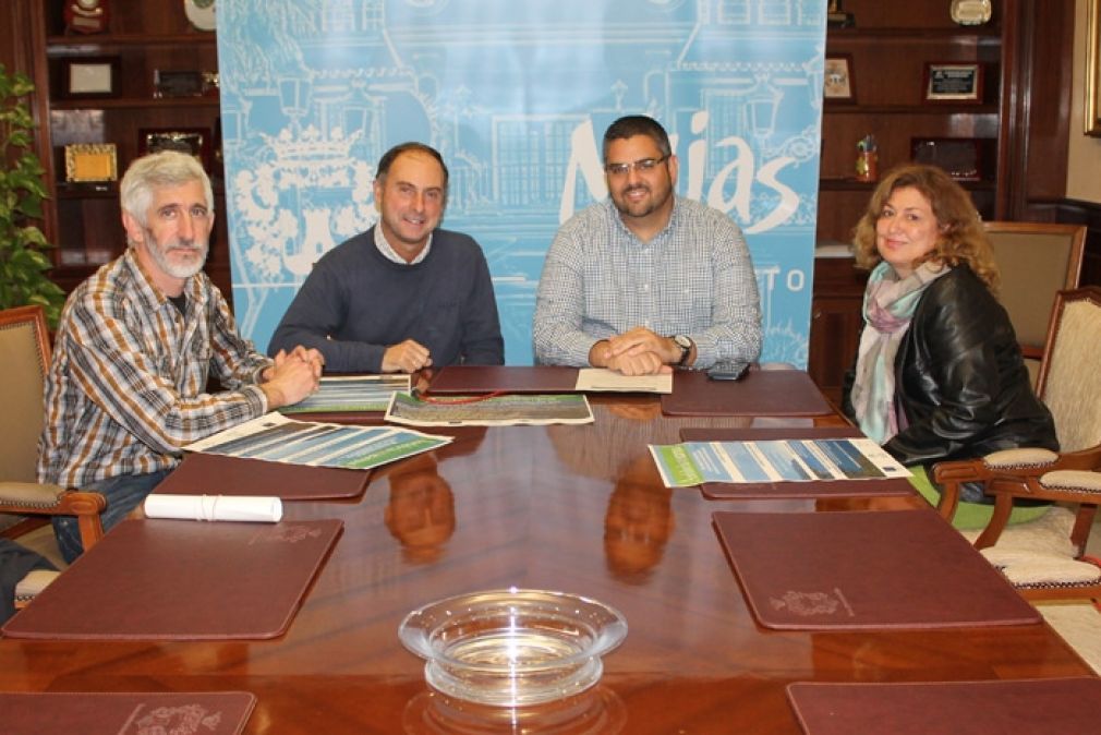 En el centro a la derecha, el concejal de Medio Ambiente, Jos&eacute; Antonio Gonz&aacute;lez (PSOE), junto al responsable y bi&oacute;logo del Aula del Mar de M&aacute;laga, Juan Jes&uacute;s Mart&iacute;n.