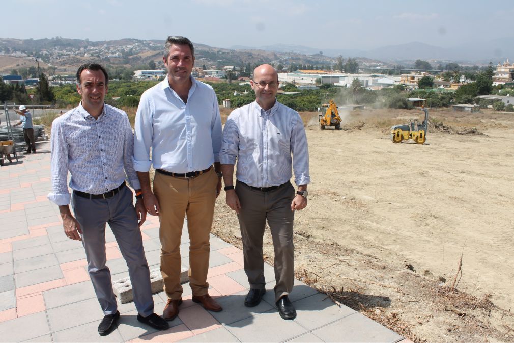 El edil de Educaci&oacute;n, Andr&eacute;s Ruiz, el alcalde Juan Carlos Maldonado y el edil de Infraestructuras y Obras, Jos&eacute; Carlos Mart&iacute;n, en su visita a las obras esta ma&ntilde;ana. FOTO: Jos&eacute; Manuel Guzm&aacute;n