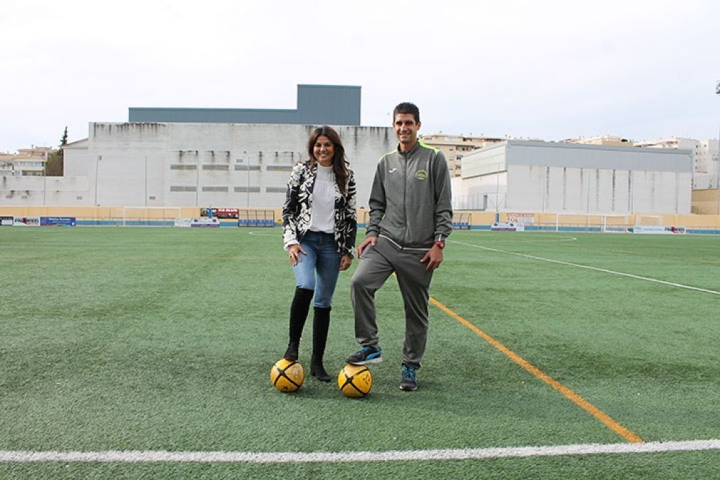 La edil de Deportes junto al coordinador de la liga municipal, en la Ciudad Deportiva.
