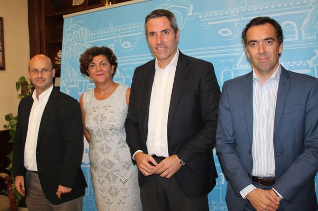 El alcalde de Mijas, Juan Carlos Maldonado, junto a la edil de Turismo, Fuensanta Lima , el concejal de Infraestructuras, Jos&eacute; Carlos Mart&iacute;n y el de Urbanismo, Andr&eacute;s Ruiz. 
