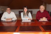 La concejala de Tercera Edad, Tamara Vera, junto al presidente de la Asociaci&oacute;n, Juan Garc&iacute;a L&oacute;pez (izqda), y el secretario de la asociaci&oacute;n, Francisco D&iacute;az (dcha), en la presentaci&oacute;n del evento en la Tenencia de alcald&iacute;a de Las Lagunas. FOTO: Prensa Ayuntamiento de Mijas