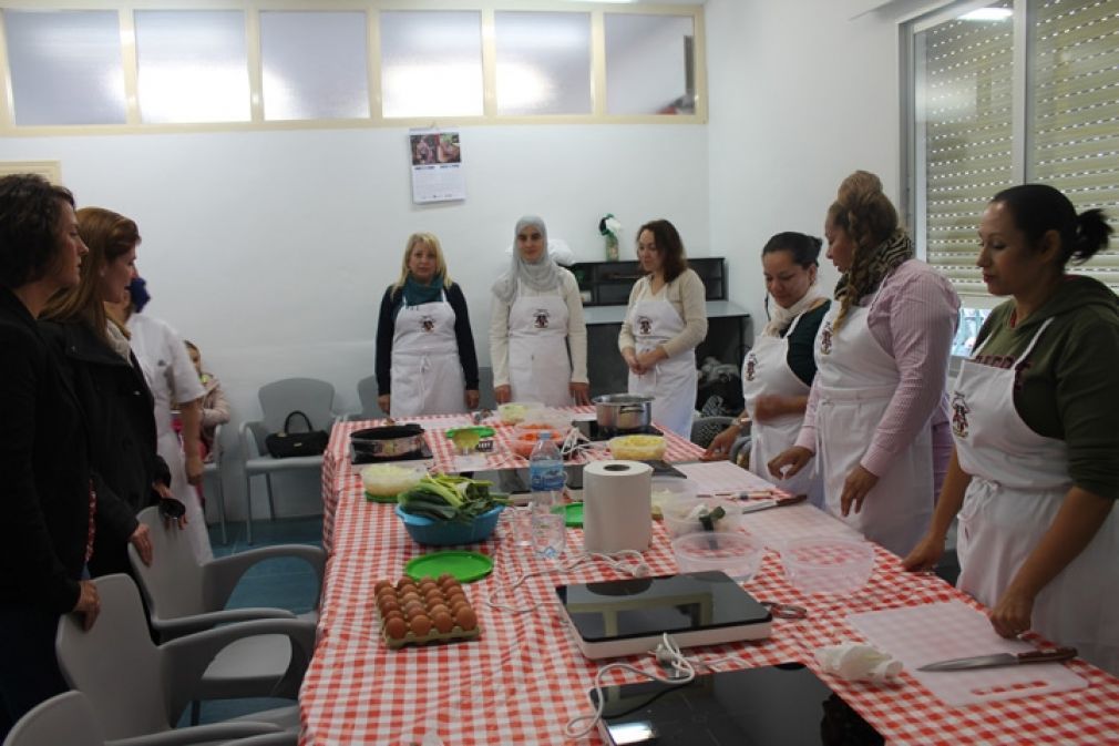 La edil de Igualdad, Mari Carmen Carmona (2&ordf; por la izqda.) ha visitado hoy el curso.
