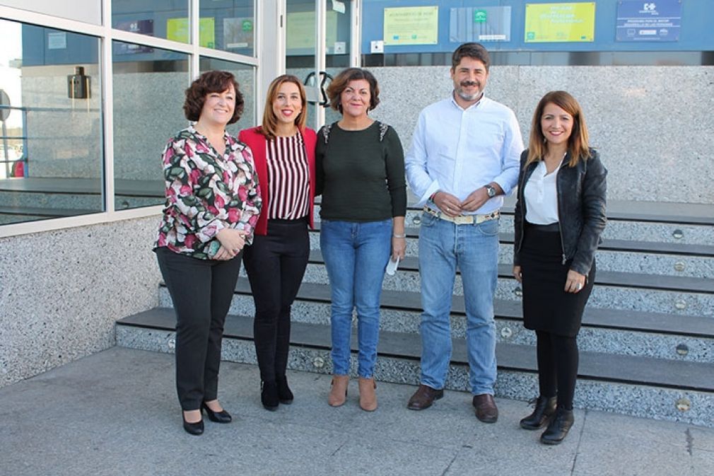 La parlamentaria Beatriz Rubiño (segunda, izquierda) junto a concejales del PSOE de Mijas.