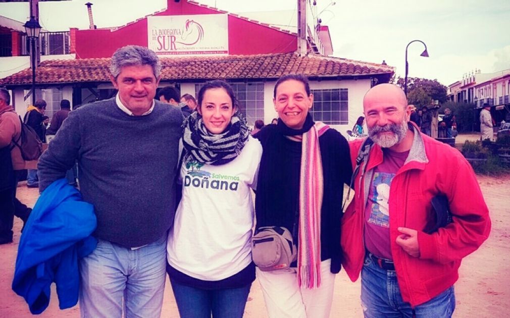 La edil Helena Adba, segunda por la dcha, con un grupo de vecinos.