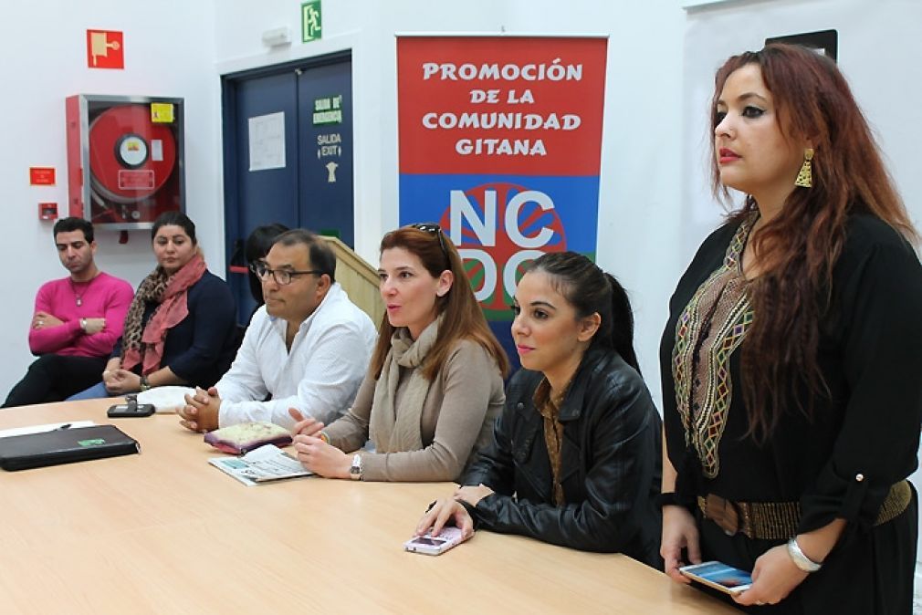 Responsables del Ayuntamiento y los colectivos de etnia gitana han colaborado en el taller.