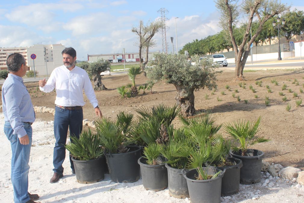 El edil de Parques y Jardines, Roy Pérez (centro de la imagen), hoy en la zona.