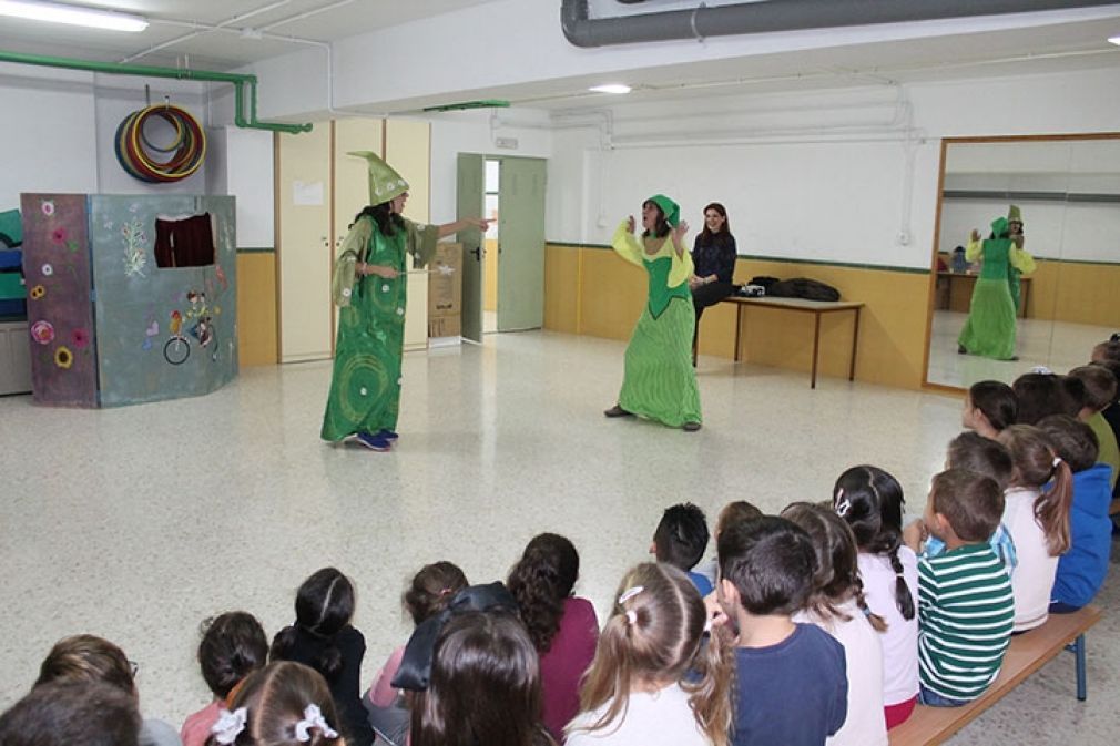 Los alumnos del colegio Las Ca&ntilde;adas durante la actividad desarrollada esta ma&ntilde;ana. FOTO: Jacobo Perea